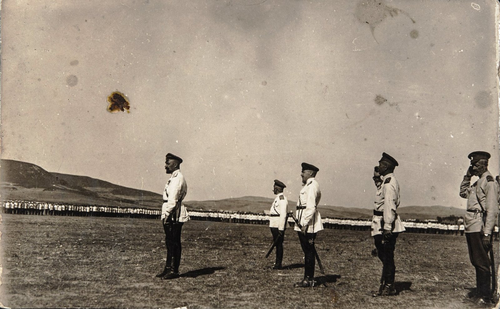 תצלום של חיילים עומדים במדים